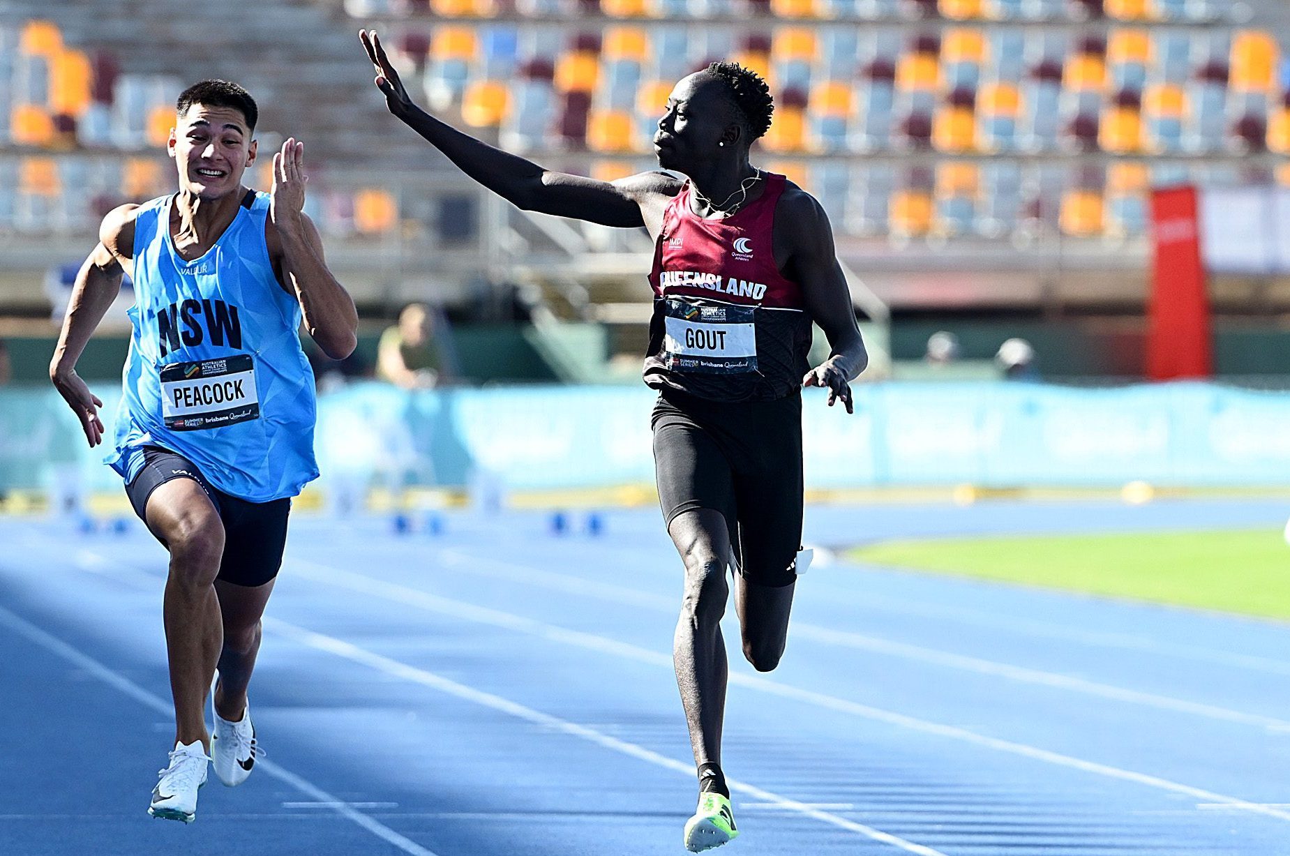 Il saluto di Gout Gout alla tribuna prima dell’arrivo dei 100 metri dei campionati australiani U20