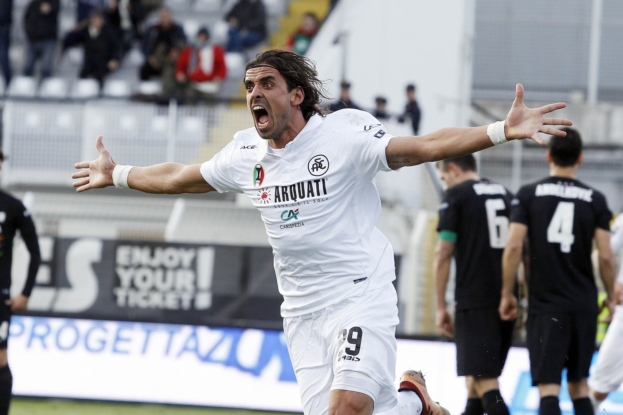 Granoche esulta dopo un gol con la maglia dello Spezia.