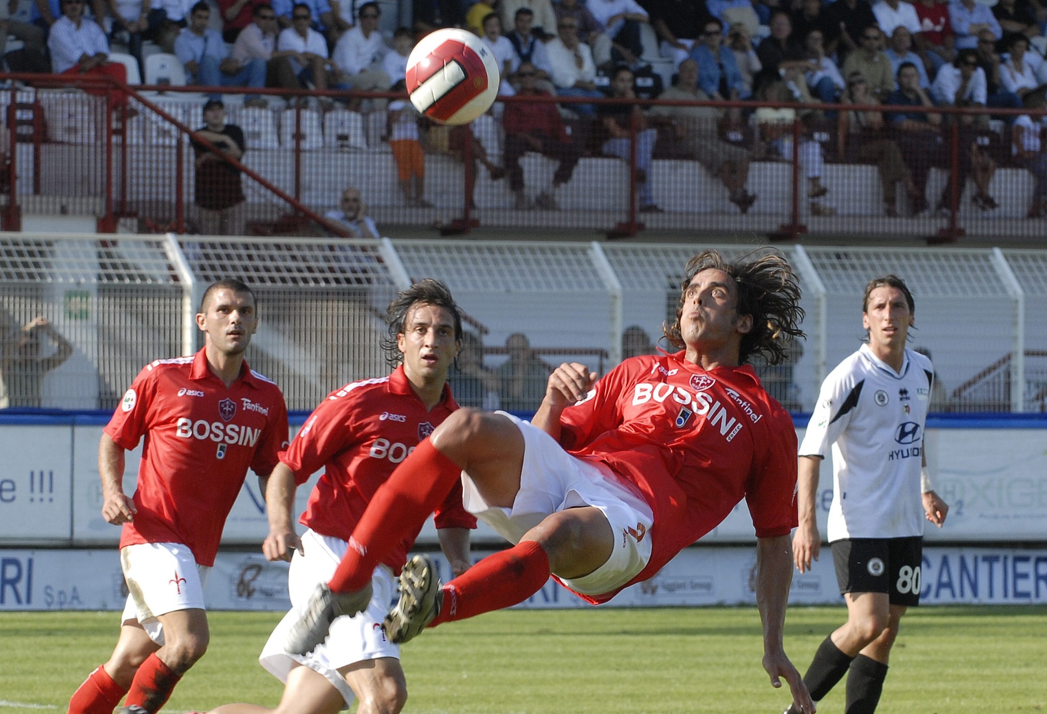 Granoche tenta una rovesciata con la maglia della Triestina.