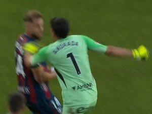 Andrada aggredisce l’avversario con un pugno: il derby Huesca-Real Saragoza finisce in rissa