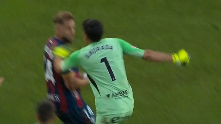 Andrada aggredisce l'avversario con un pugno: il derby Huesca-Real Saragoza finisce in rissa