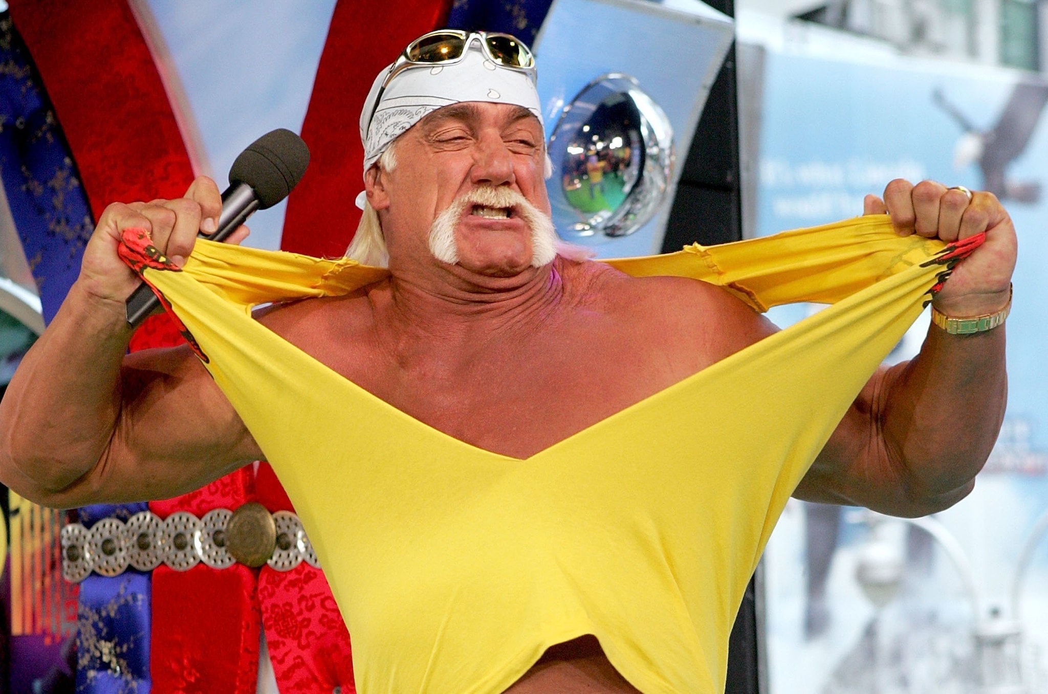 Hulk Hogan nel suo classico gesto di strapparsi la maglia