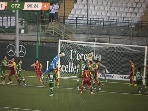 Il portiere goleador Iannarilli segna di testa e l’Avellino evita la sconfitta: secondo gol in carriera