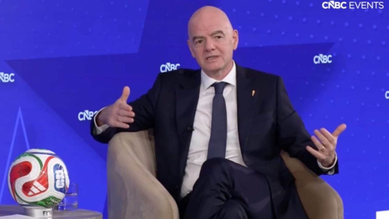 Infantino sulla presenza dell'Iran ai Mondiali: "Ci sarà, lo sport deve stare fuori dalla politica"