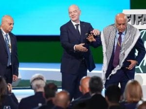 Infantino chiama sul palco al Congresso FIFA i rappresentanti di Israele e Palestina: tensione a Vancouver
