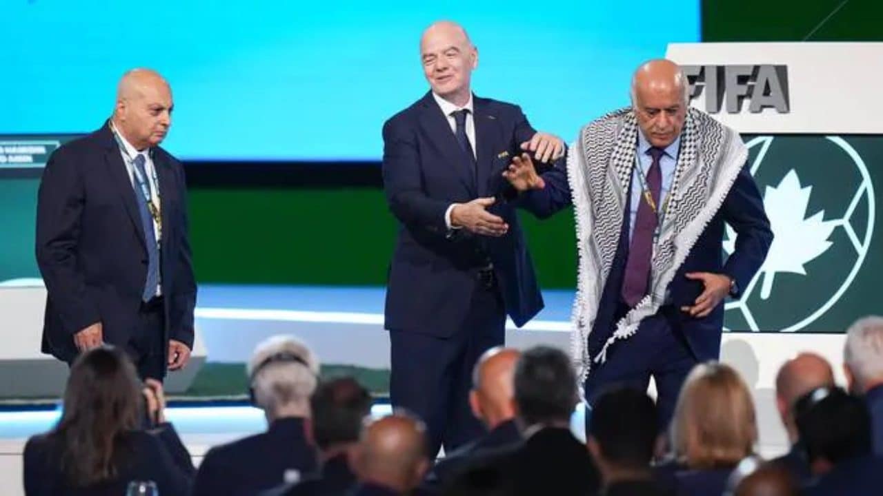 Infantino chiama sul palco al Congresso FIFA i rappresentanti di Israele e Palestina: tensione a Vancouver