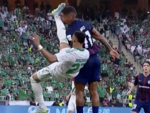 Jairo viene colpito in faccia dalla rovesciata di Majrashi e perde i sensi, lacrime e panico in campo