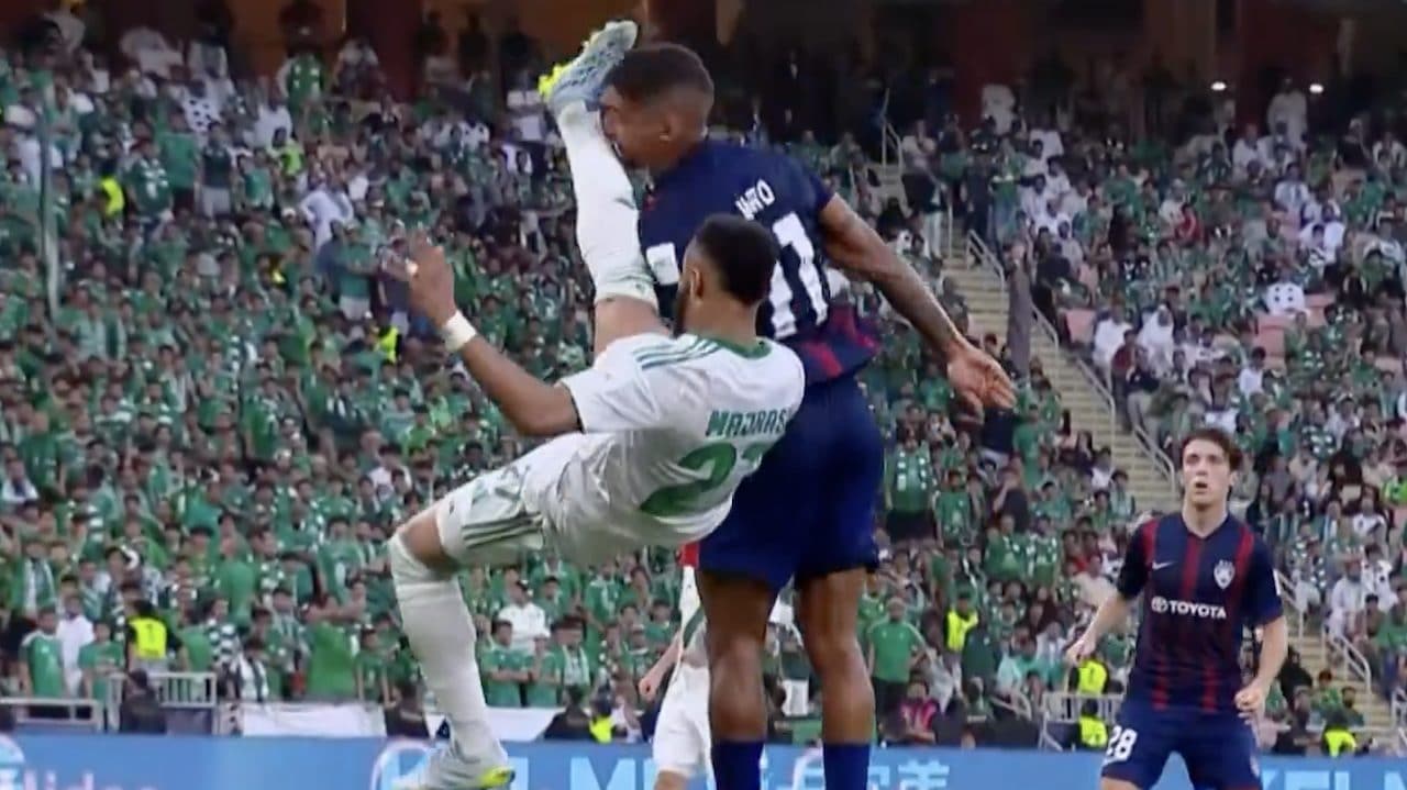 Jairo viene colpito in faccia dalla rovesciata di Majrashi e perde i sensi, lacrime e panico in campo