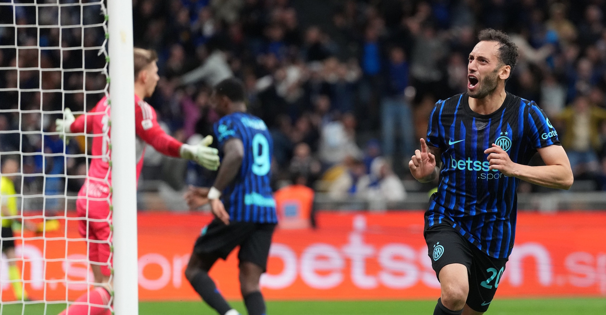L'Inter ribalta il Como 3-2 con Calhanoglu e Sucic: nerazzurri in finale di Coppa Italia con Atalanta o Lazio