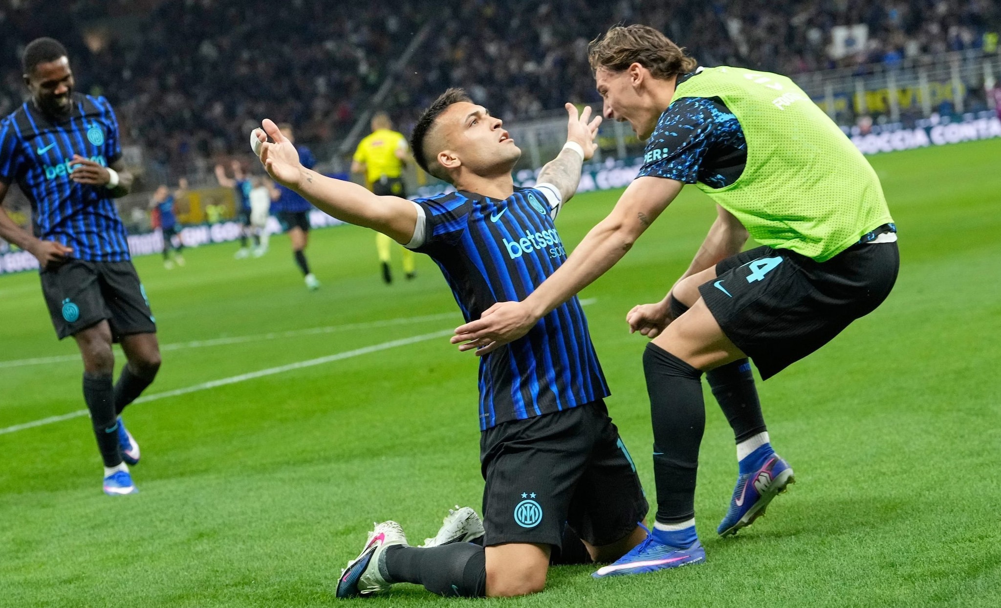 L'Inter schianta la Roma 5-2, doppietta di Lautaro: segnale forte a Napoli e Milan per lo scudetto