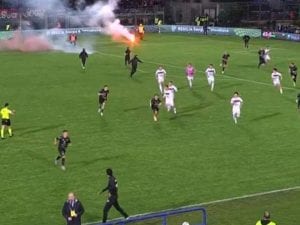 Invasione di campo dei tifosi durante Monopoli-Foggia: partita sospesa e giocatori negli spogliatoi