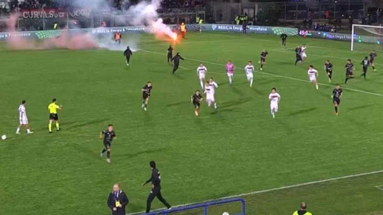 Invasione di campo dei tifosi durante Monopoli-Foggia: partita sospesa e giocatori negli spogliatoi