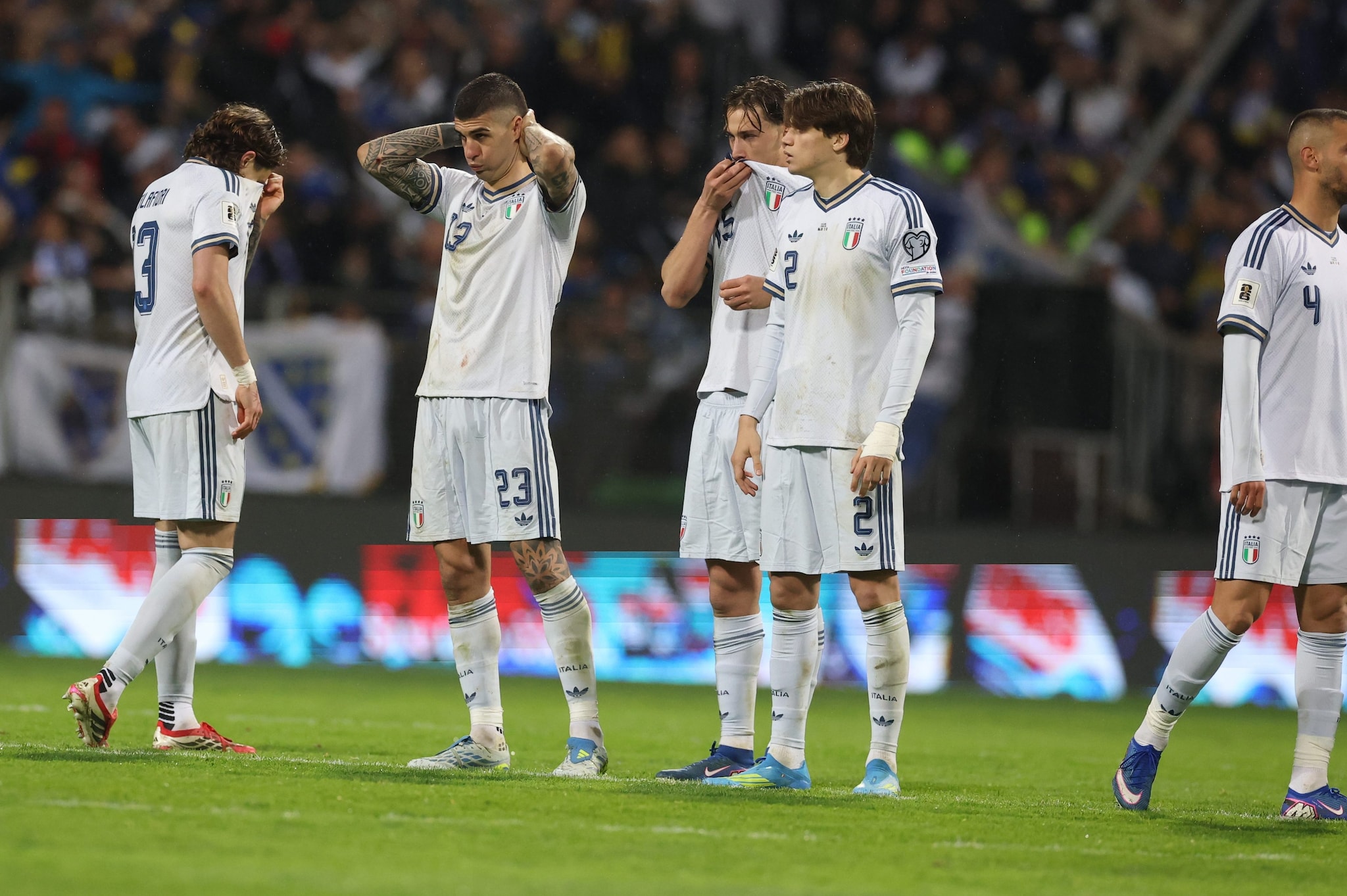La disperazione dei giocatori dell’Italia dopo aver perso ai rigori contro la Bosnia