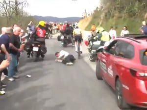 Giro dei Paesi Baschi, spavento per Paul Seixas: evita un tifoso investito da un mezzo della corsa