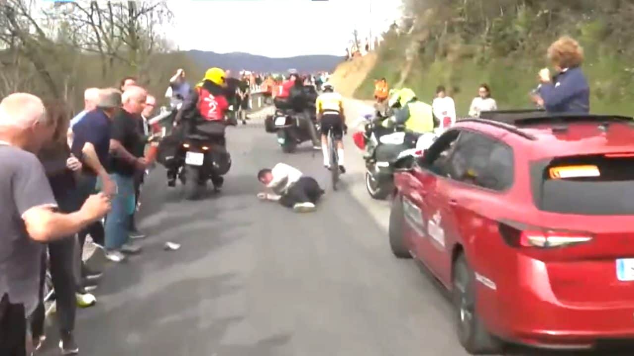 Giro dei Paesi Baschi, spavento per Paul Seixas: evita un tifoso investito da un mezzo della corsa