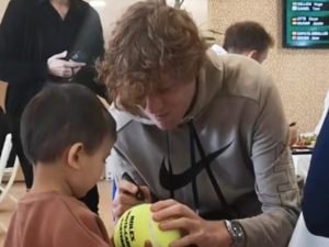 Sinner vince per la prima volta Monte Carlo e si rifà vivo dopo 4 anni un bimbo cui firmò una pallina