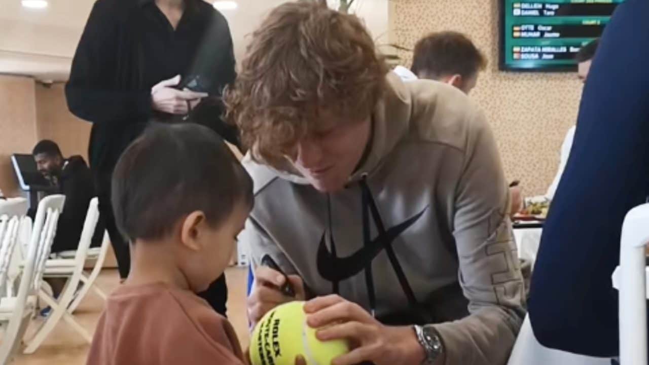 Sinner vince per la prima volta Monte Carlo e si rifà vivo dopo 4 anni un bimbo cui firmò una pallina