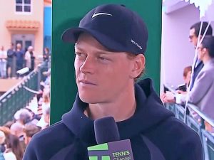 Jannik Sinner ama Monte Carlo: “Qui è tutto diverso. Dormo nel mio letto, conosco i ristoranti”