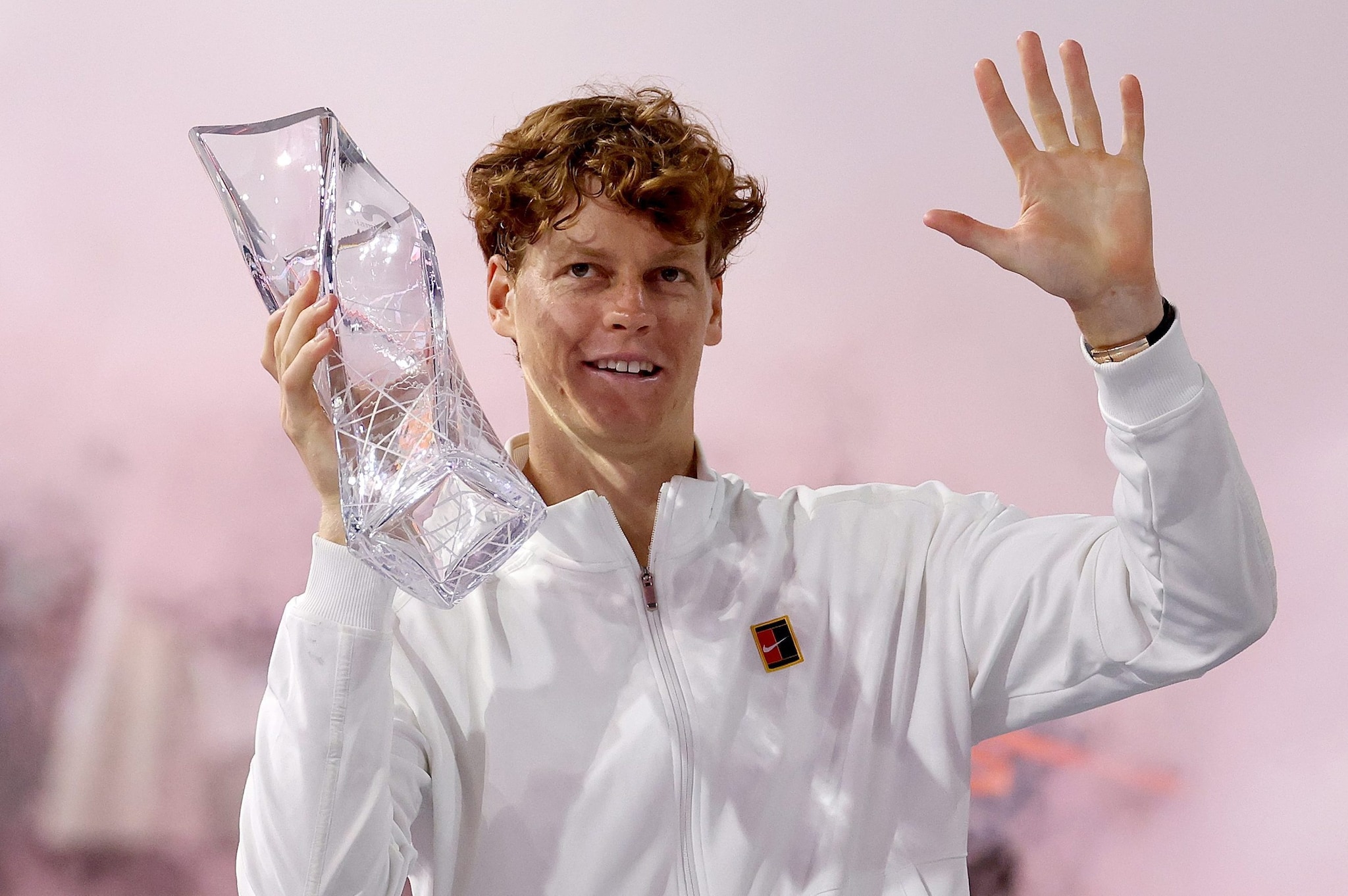 Jannik Sinner col trofeo vinto a Miami quest’anno