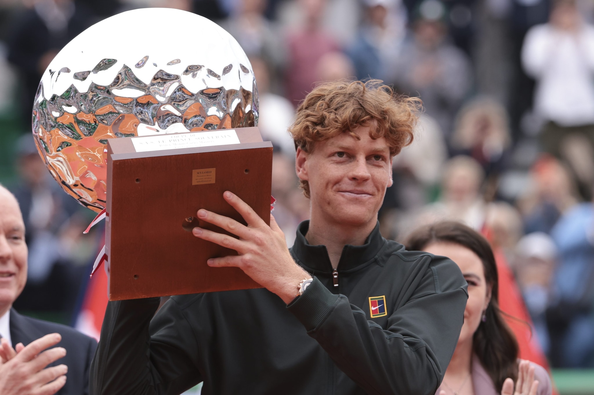 Jannik Sinner col trofeo vinto al torneo di Monte Carlo battendo in finale Carlos Alcaraz