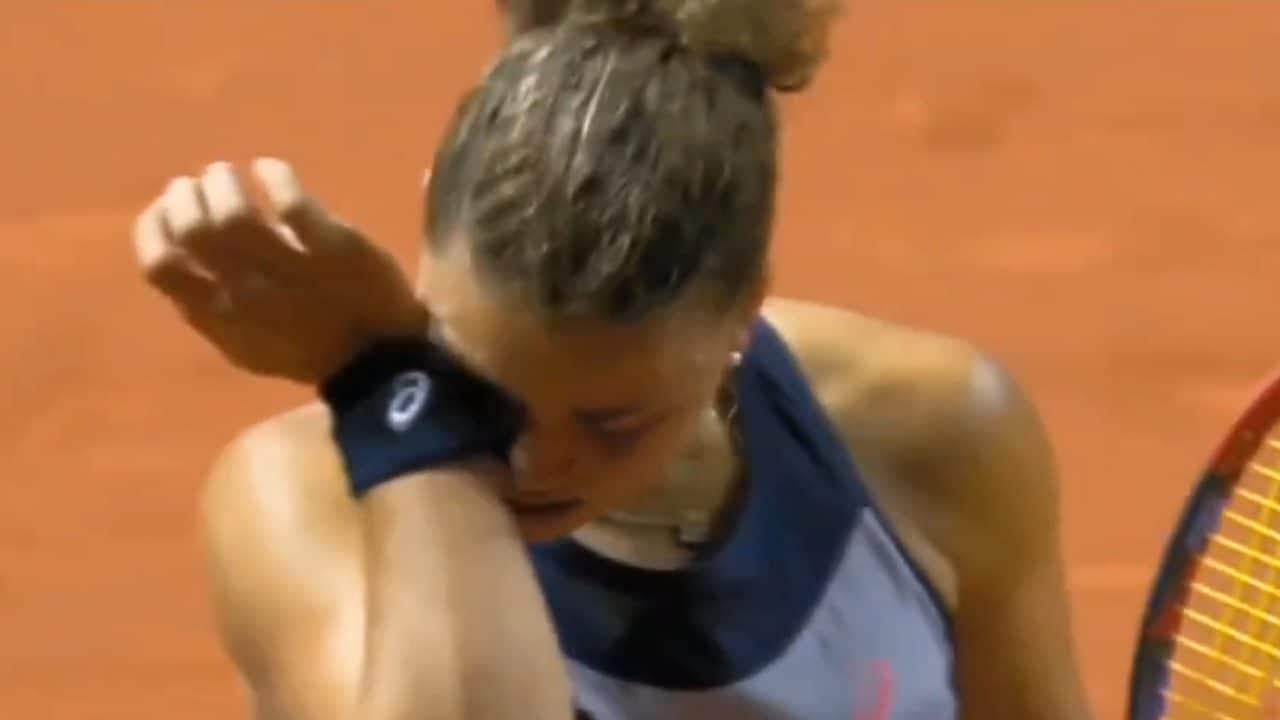Jasmine Paolini piange mentre è in campo a Stoccarda, fa solo 4 game contro Zeynep Sonmez