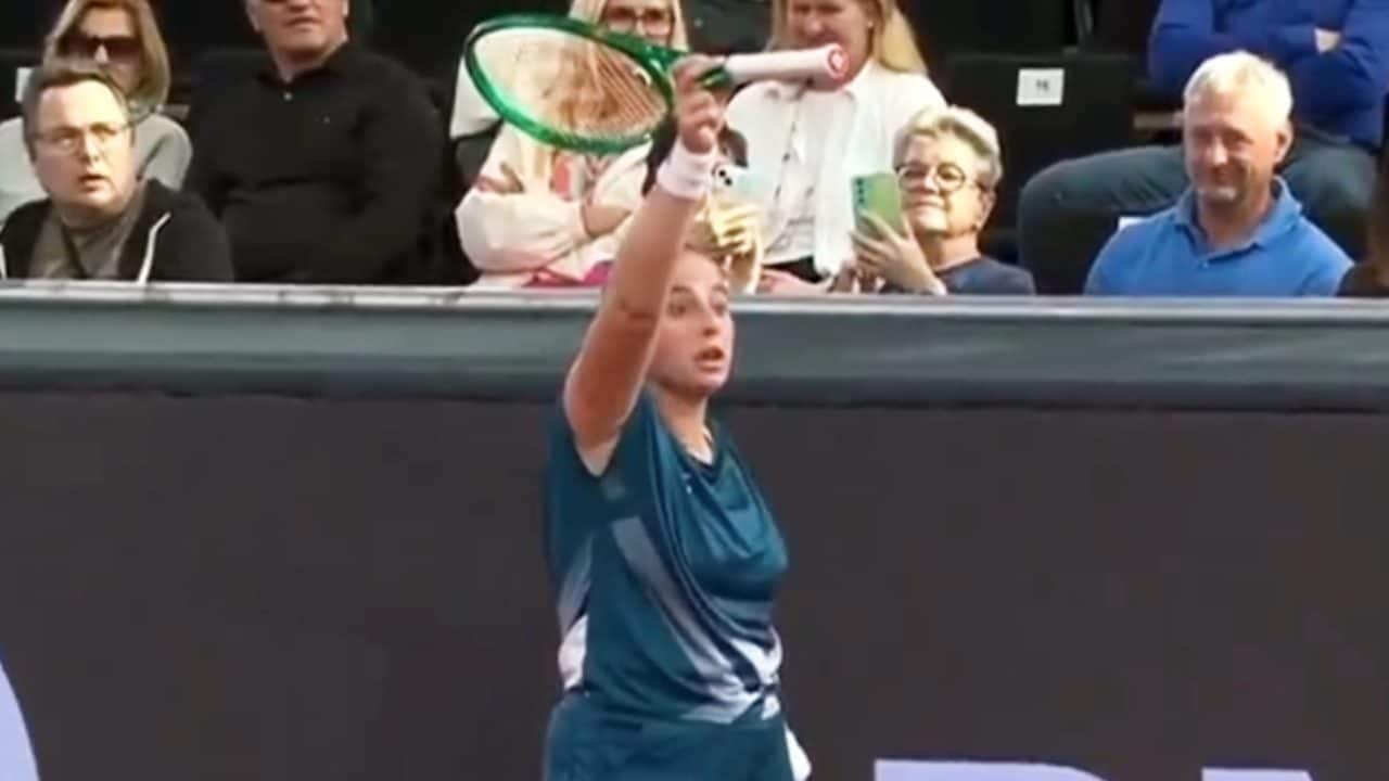 Jelena Ostapenko a muso duro con uno spettatore: "Vieni a giocare tu, così imparo". Poi stampa Eala