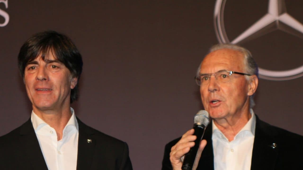 Low in una foto di qualche anno fa in compagnia del Kaiser Franz Beckenbauer, leggenda del calcio mondiale.