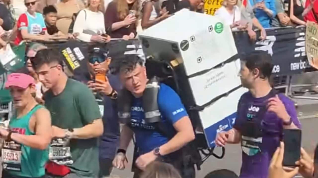 Jordan Adams corre la maratona di Londra con un frigorifero di 25 kg: "È il peso che portiamo"