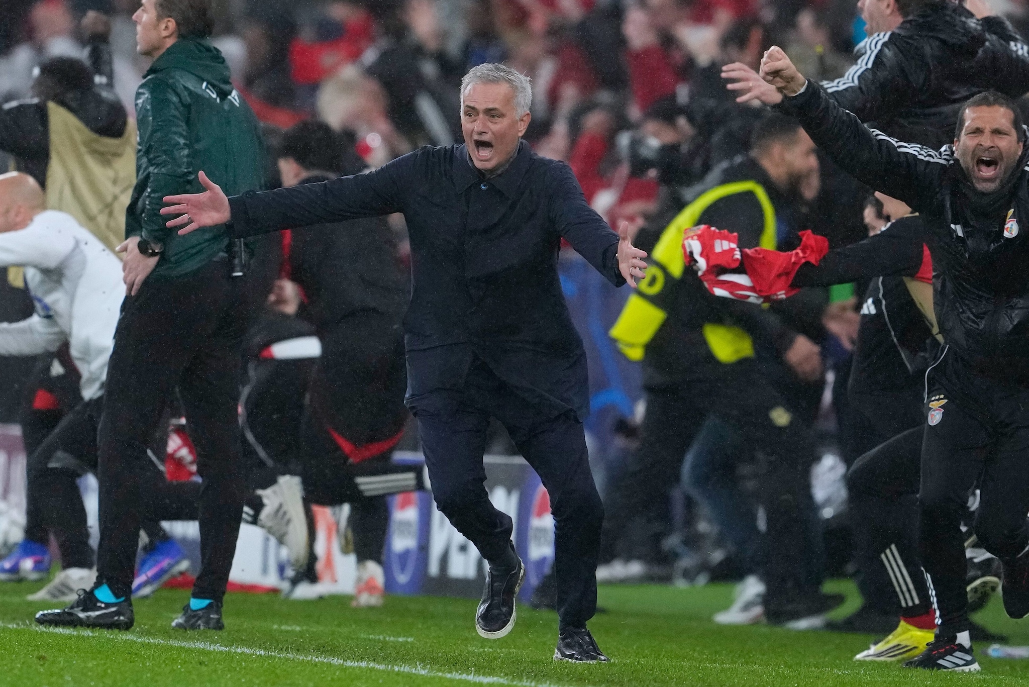 José Mourinho festeggia la clamorosa vittoria del Benfica sul Real quest’anno in Champions