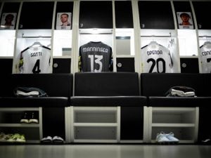 Il bellissimo omaggio della Juve a Manninger: la maglia nello spogliatoio prima della partita col Bologna
