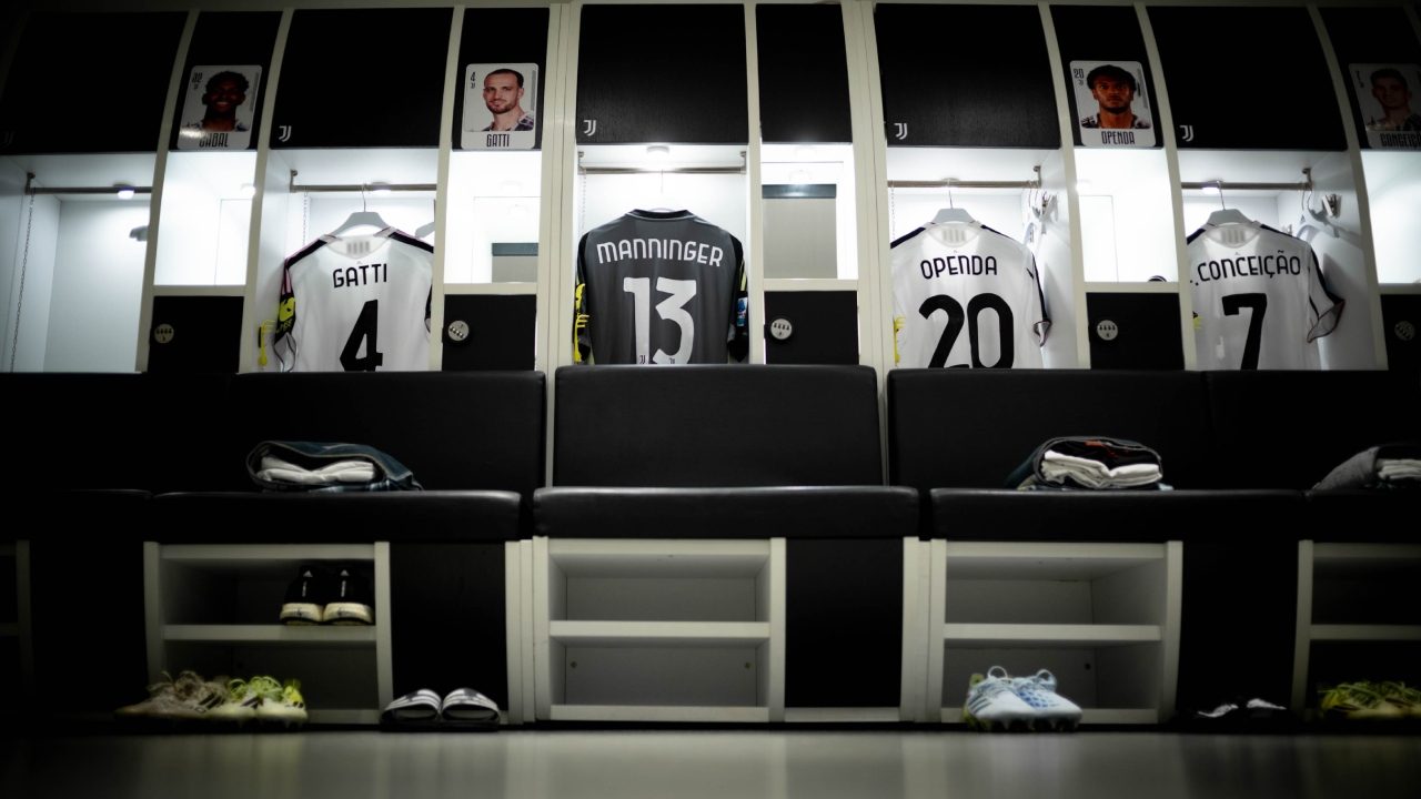 Il bellissimo omaggio della Juve a Manninger: la maglia nello spogliatoio prima della partita col Bologna