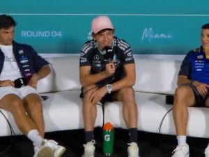 Kimi Antonelli interrompe la conferenza stampa a Miami: “Prima di tutto ho io una domanda per te”