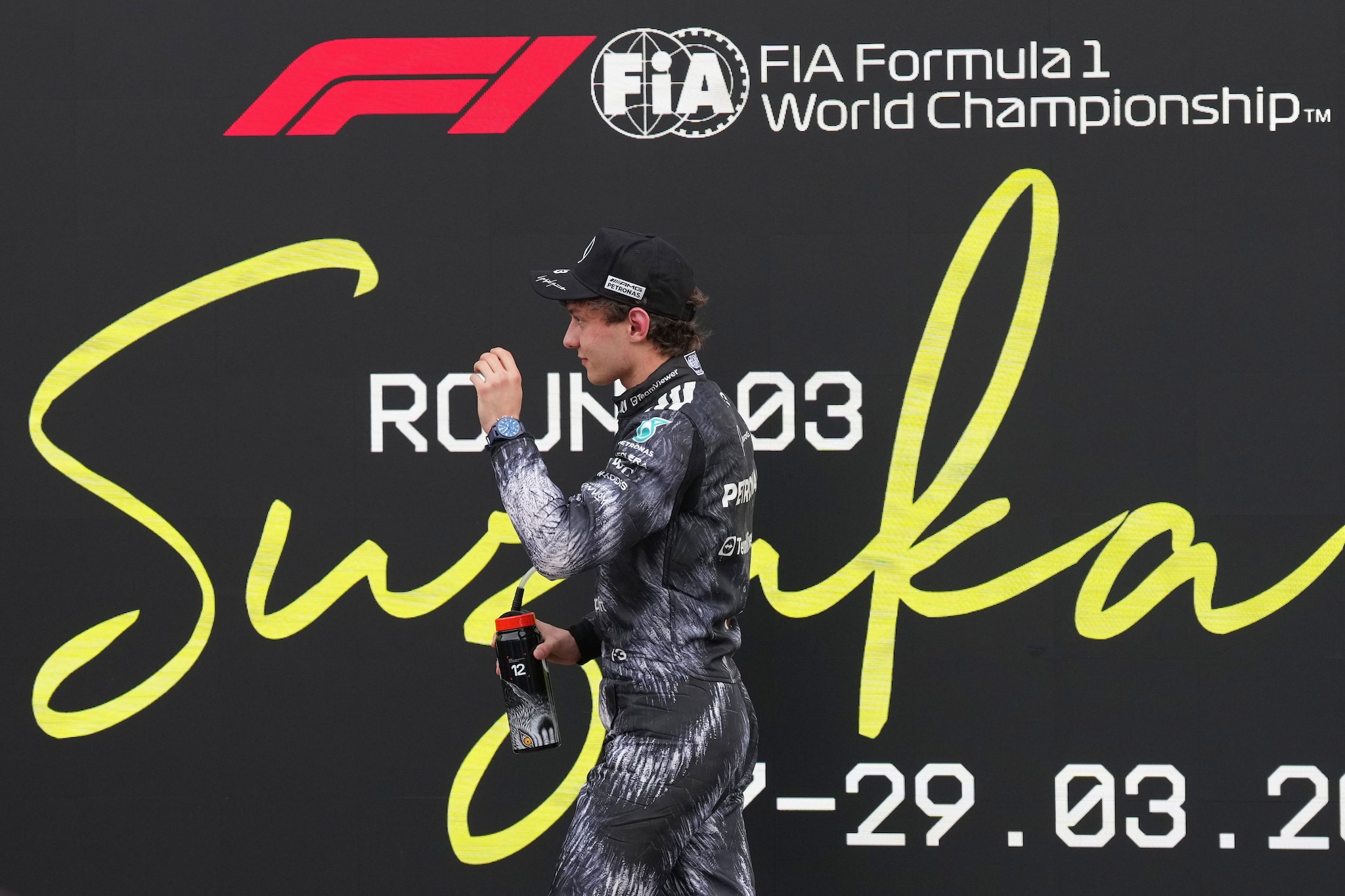 Kimi Antonelli mentre celebra il bis a Suzuka.