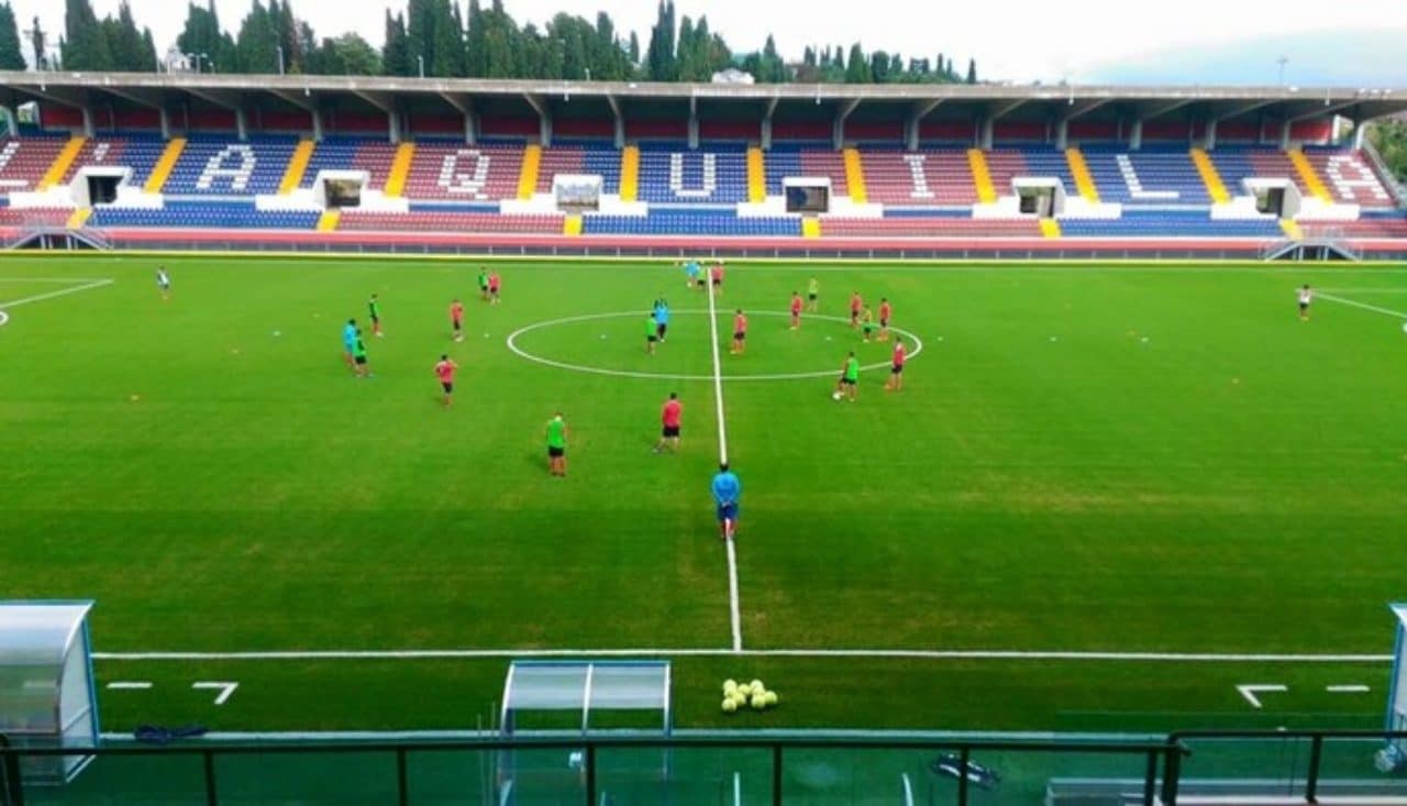 L'Aquila perde tre partite di fila e la dirigenza punisce i calciatori: l’allenamento si fa all’alba