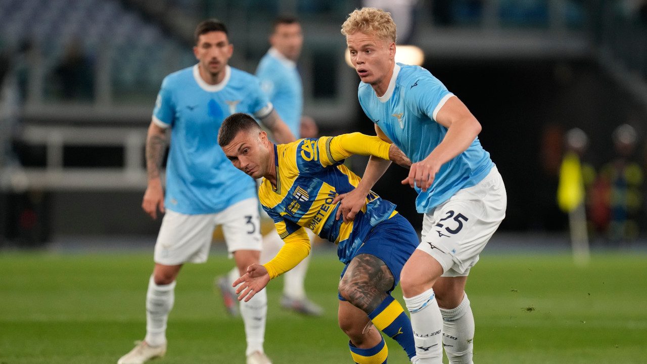 Noslin risponde a Delprato salva la Lazio contro il Parma: Sarri avanti adagio tra VAR e proteste