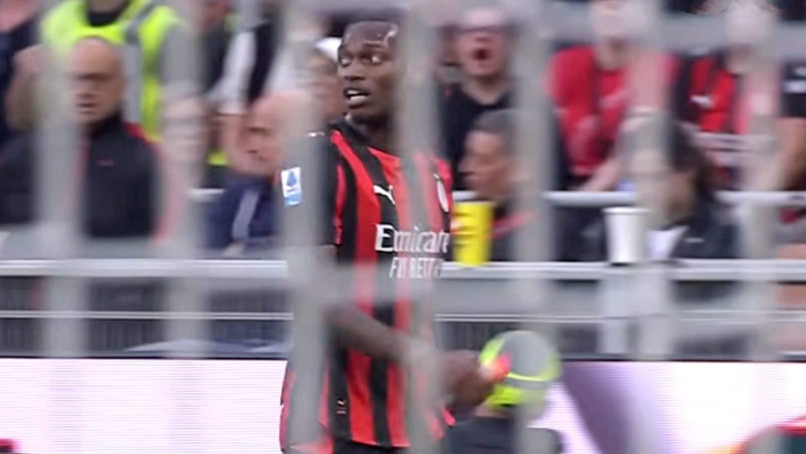 Leao è disconnesso, in Milan-Udinese lascia il campo per sbaglio pensando di essere sostituito