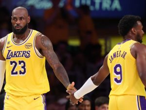 Lebron James e il figlio Bronny hanno messo su uno spettacolo mai visto nella storia dei playoff NBA