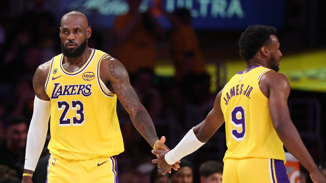 Lebron James e il figlio Bronny hanno messo su uno spettacolo mai visto nella storia dei playoff NBA