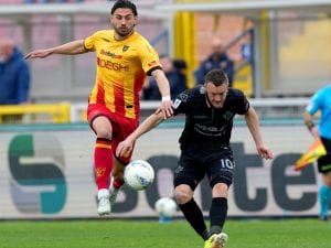 La lotta salvezza tra Lecce e Cremonese può decidersi con lo spareggio: cosa dice il regolamento