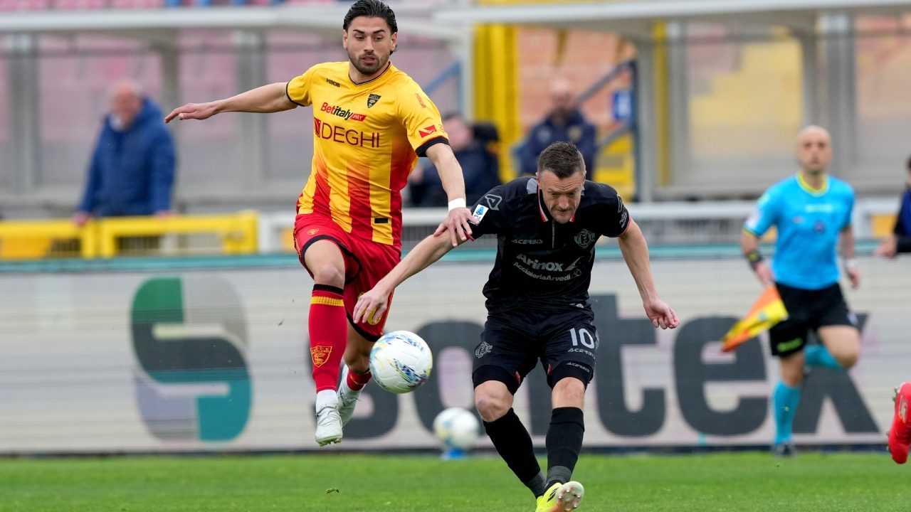 La lotta salvezza tra Lecce e Cremonese può decidersi con lo spareggio: cosa dice il regolamento