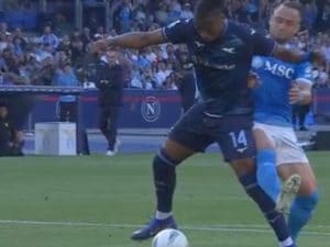 Lobotka graziato per il rigore su Noslin in Napoli-Lazio: per l’arbitro è “giallo” da regolamento