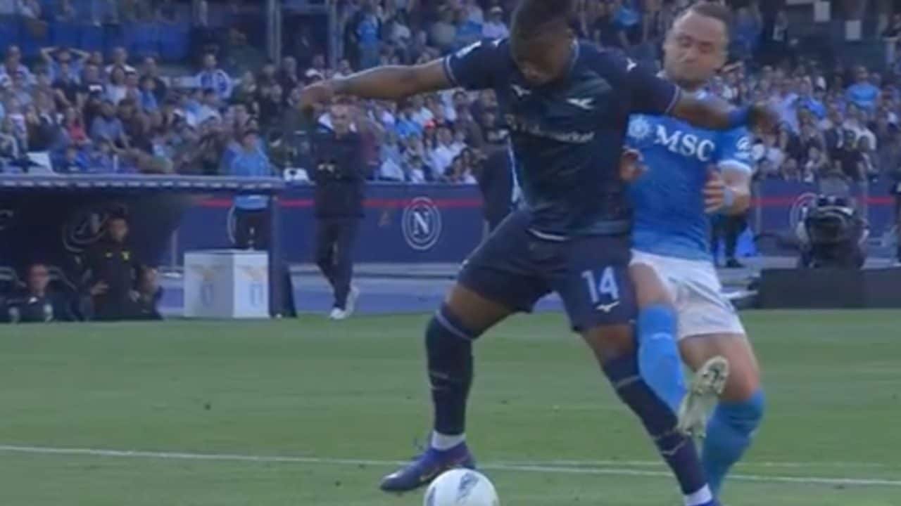 Lobotka graziato per il rigore su Noslin in Napoli-Lazio: per l'arbitro è "giallo" da regolamento