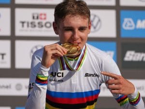 Maxi caduta al Tour of the Alps, 30 corridori coinvolti, 6 ritirati: anche Lorenzo Finn in ospedale