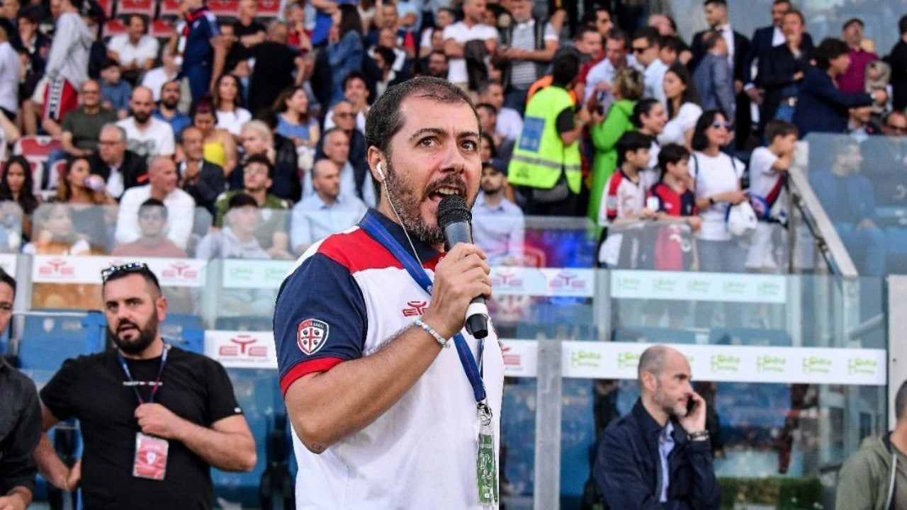 Luca Carcassi, speaker del Cagliari: “Sentire lo stadio urlare il nome di Gigi Riva è stato incredibile”