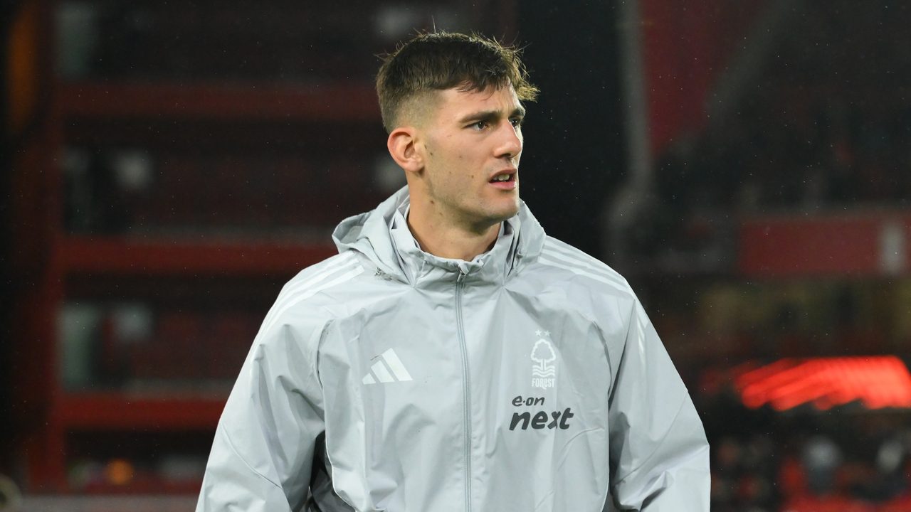 Lucca bocciato dal Nottingham, non gioca da un mese: tornerà al Napoli alla fine della stagione