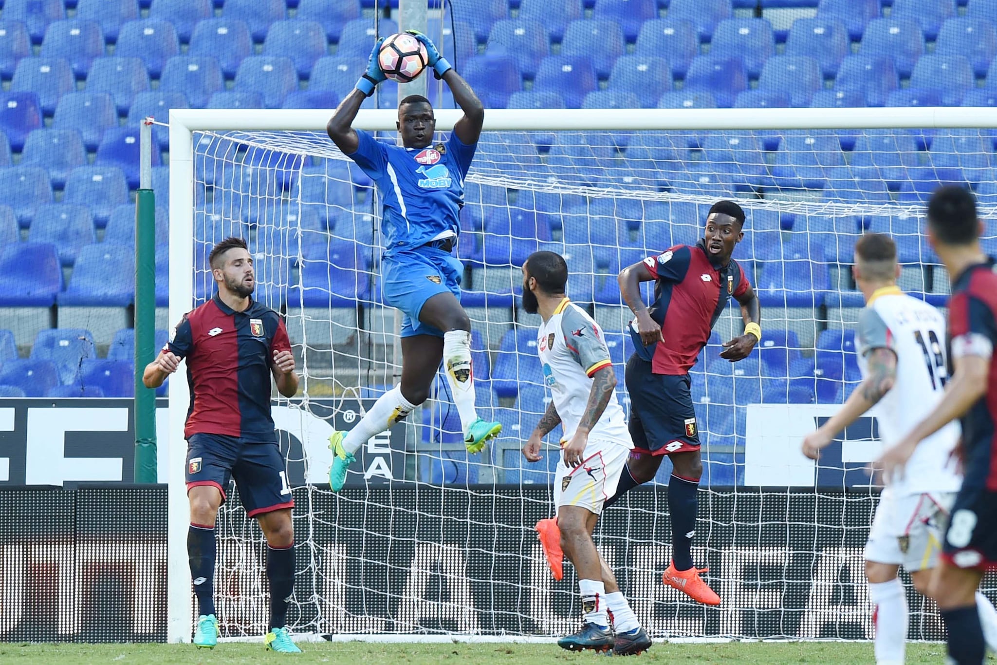 Lys Gomis con la maglia del Lecce in una partita di Coppa Italia contro il Genoa.