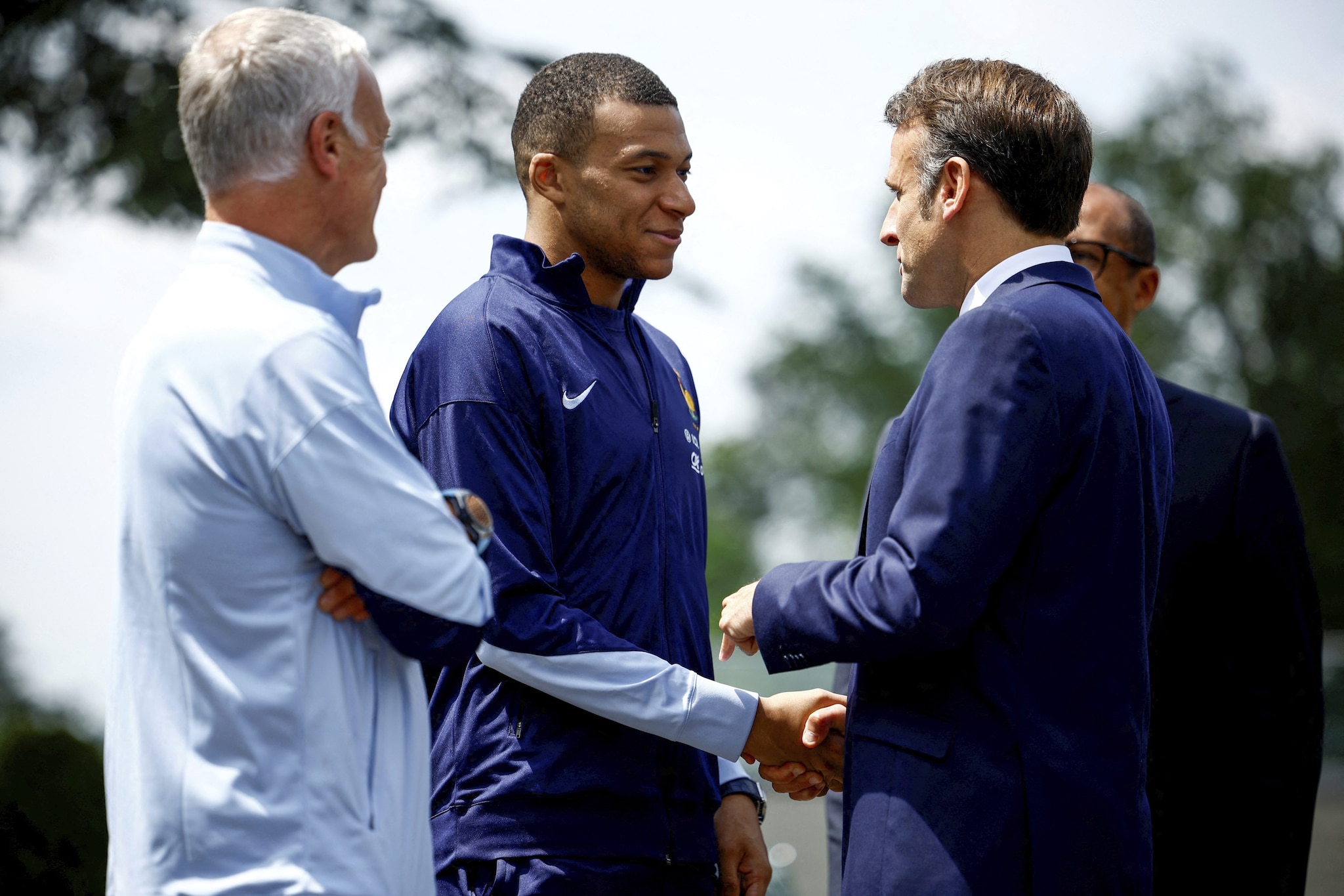 Il presidente francese Emmanuel Macron con Deschamps e Mbappé: fu determinante perché il PSG trattenesse il fuoriclasse nel 2022