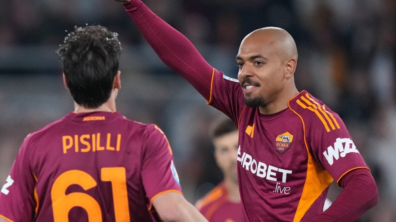 Malen esulta dopo la tripletta al Pisa.