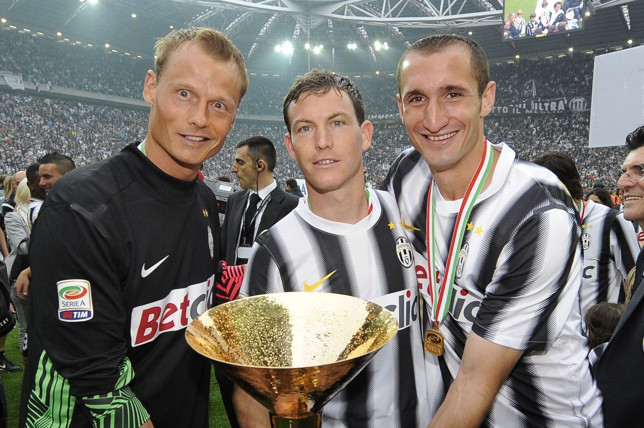 Alex Manninger col trofeo dello scudetto vinto con la Juve nel 2012: con lui Lichsteiner e Chiellini