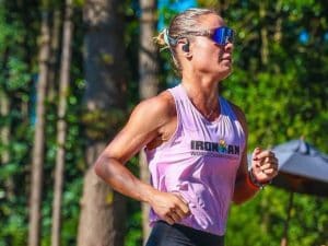 Mara Flavia Araujo muore durante la prova di nuoto dell’Ironman: la triatleta e influencer aveva 38 anni